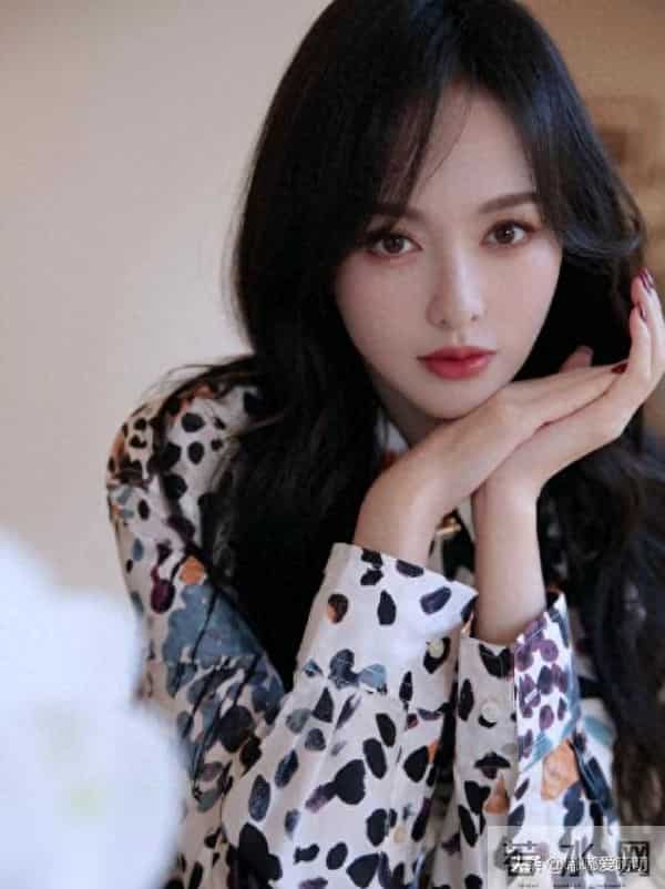 唐嫣现身上海进博会，她明媚动人，高挑身姿大长腿，美韵天成！