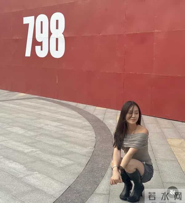李连杰22岁女儿在北京旅游，逛故宫爬长城心情激动，称感觉像回家