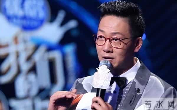 他曾是央视主持，却因“任性”引起领导不满，今54岁在街头当吃播