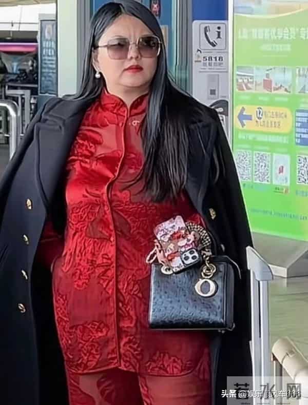 网友玩cos李湘，气得本人发美照，“老娘也有颜值巅峰期”