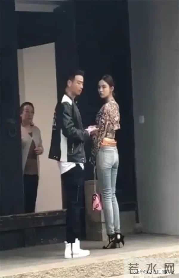 古力娜扎路人镜头下现身，臀部形象遭遇重大转变！