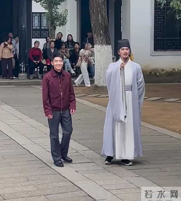 撒贝宁现身岳麓书院 路人视角身材五五分 矮小精悍 官方身高竟1米72