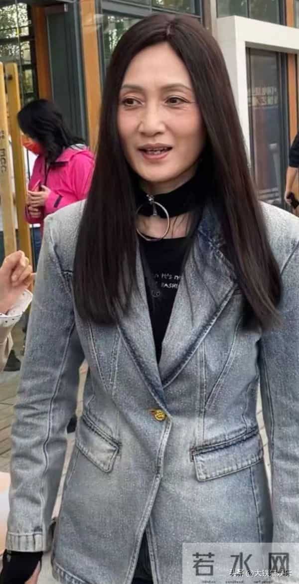 看63岁林芳兵和59岁陶慧敏，才知上了年纪，会打扮比好身材更重要