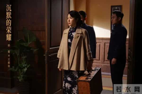 曾黎：“她”在暗夜中，点亮一盏烛火