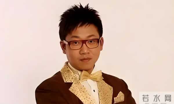 他曾是央视主持，却因“任性”引起领导不满，今54岁在街头当吃播