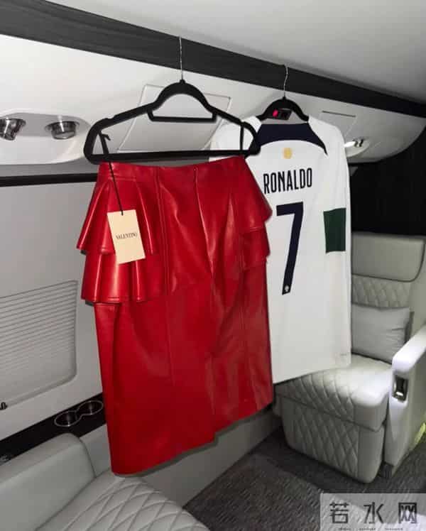 乔治娜又炫富，alo限量包上挂着labubu，她躺在私人飞机的大床上