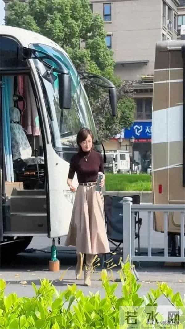 43岁孙俪被偶遇，打扮的很知性，身材真的很好，手里拿着保温杯。