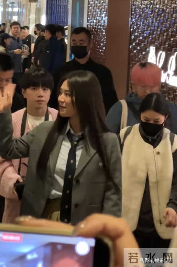 马思纯现身南京德基被偶遇 黑长直配学院装超活力 妥妥清纯女大模样