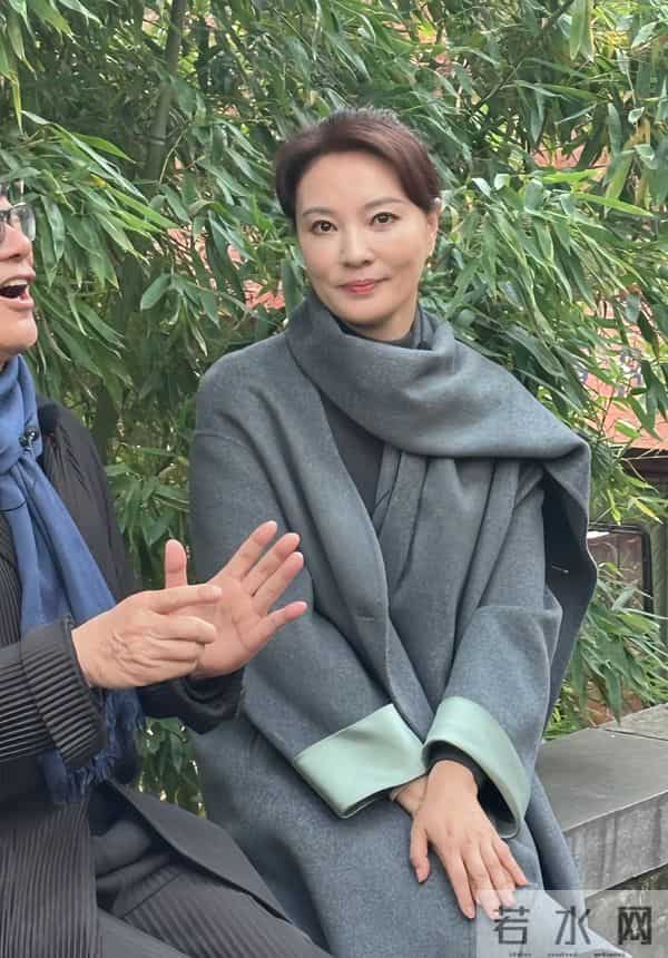 前央视主持人，俩前任去世被嘲“克夫”，生图脸僵的她近况如何了