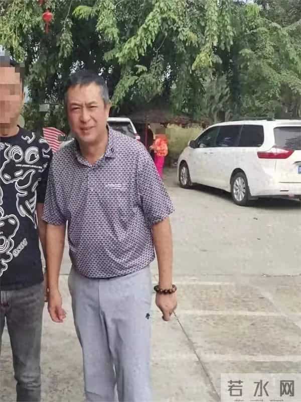 54岁张嘉译海南被偶遇！腰越来越严重了完全没办法站直中年才爆红