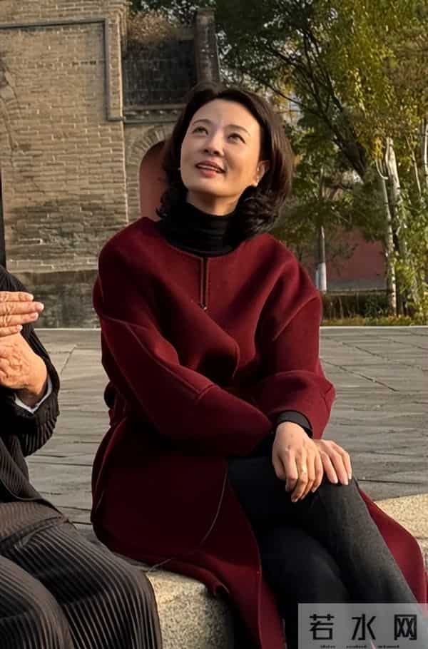 前央视主持人，俩前任去世被嘲“克夫”，生图脸僵的她近况如何了