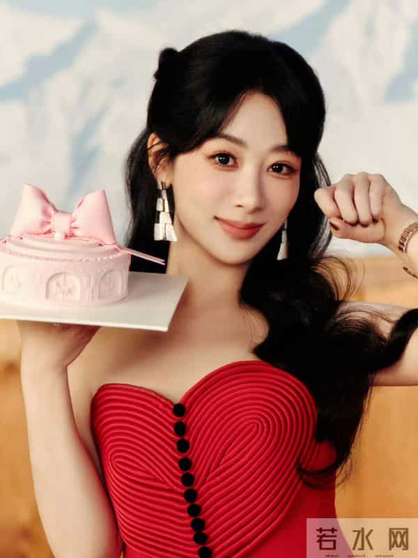 杨紫生日排场盛大，品牌好友齐送福，李现连续八年庆生