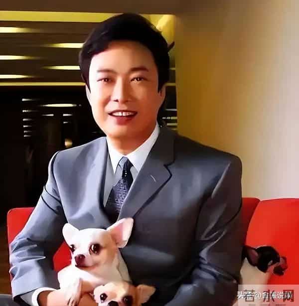 费玉清现状！70岁无儿无女独居，和61岁闺蜜相依为伴