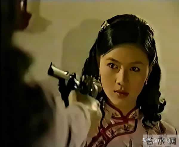 与陆毅相恋多年无果，嫁豪门16年，父病母去夫离开，如今她怎样了