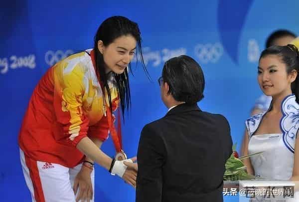 郭晶晶也没想到，她79岁的公公霍震霆，如今还能再为霍家“争光”