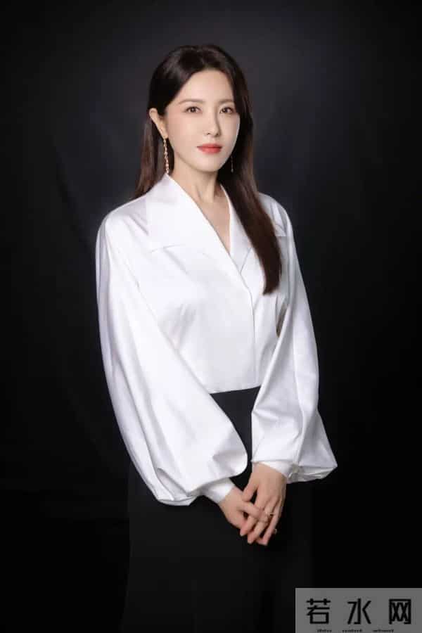 曾黎：“她”在暗夜中，点亮一盏烛火