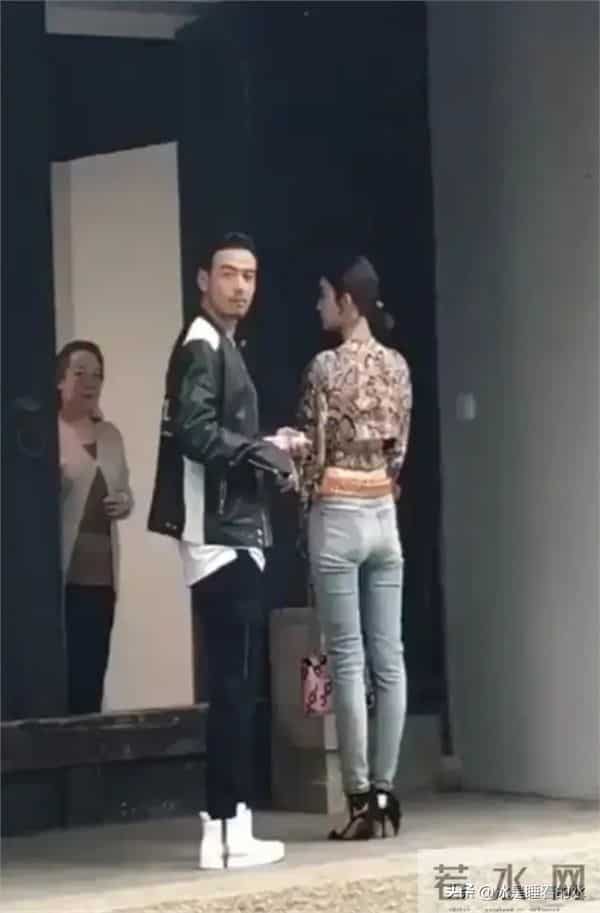 古力娜扎路人镜头下现身，臀部形象遭遇重大转变！