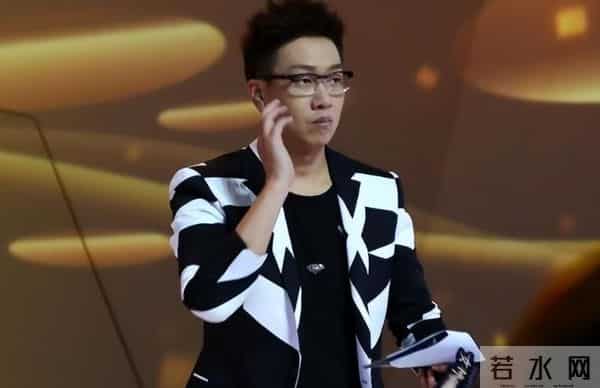 他曾是央视主持，却因“任性”引起领导不满，今54岁在街头当吃播