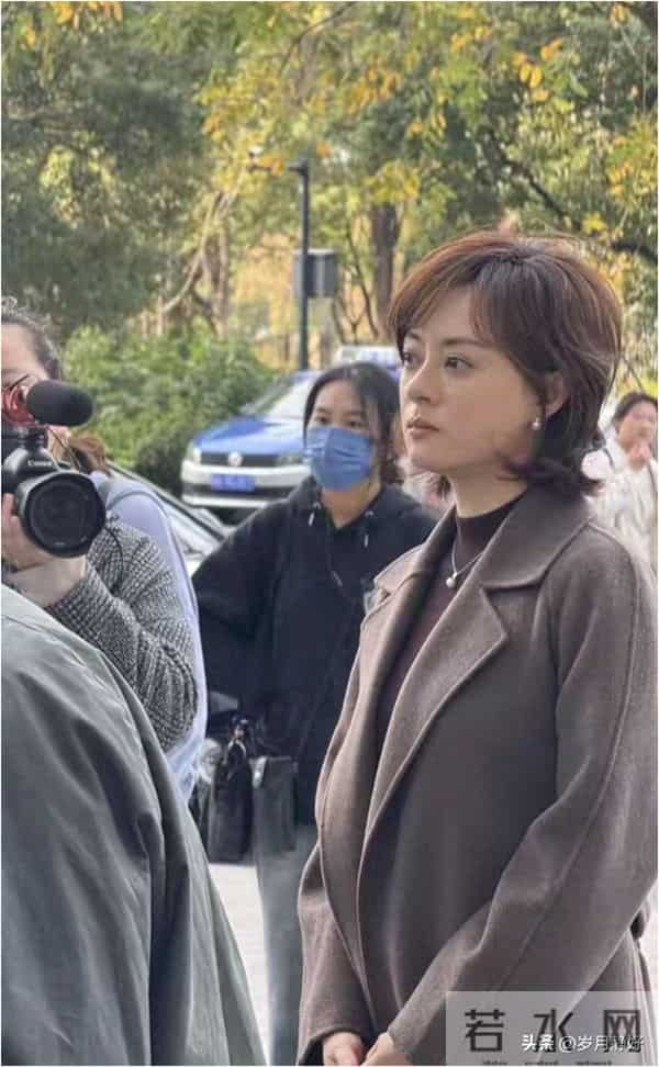 孙俪无锡拍戏被偶遇，身穿毛呢大衣新发型好洋气，本人又瘦又美！