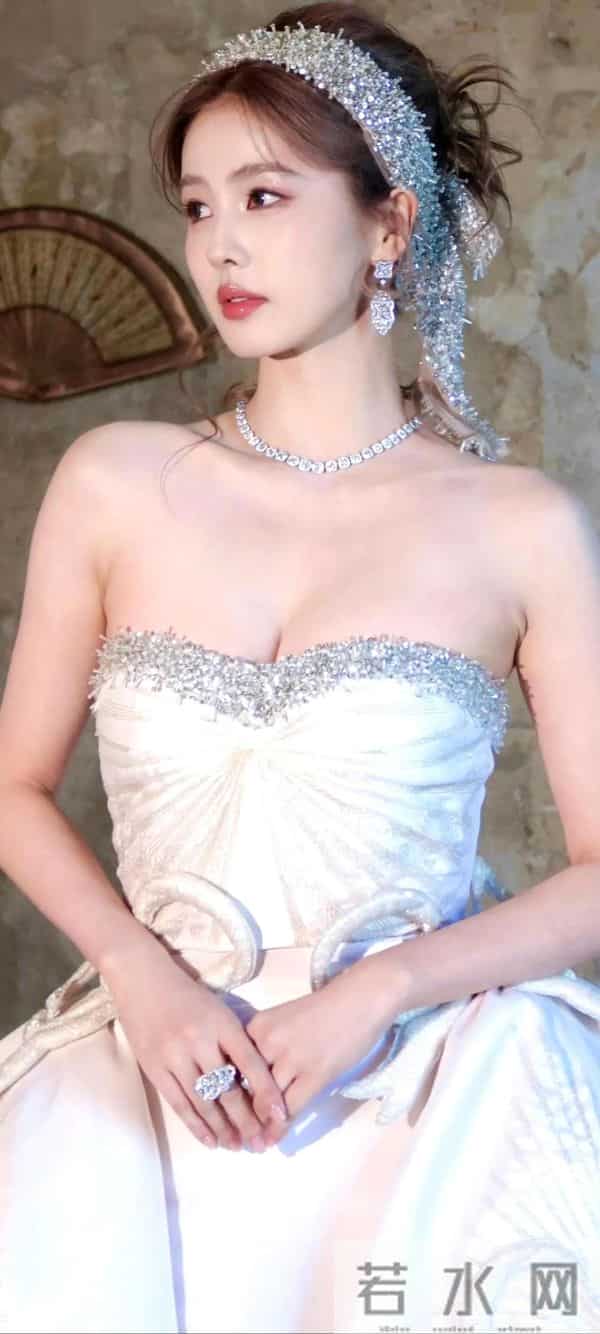 牛奶皮肤白梦妍,白鹿真的挺漂亮的