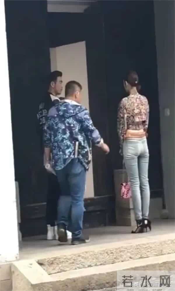 古力娜扎路人镜头下现身，臀部形象遭遇重大转变！