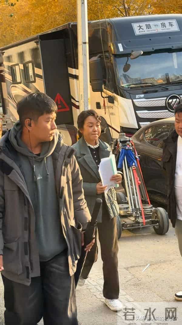 网友沈阳街头偶遇闫妮，穿搭接地气互动亲切无架子，也太亲切了吧