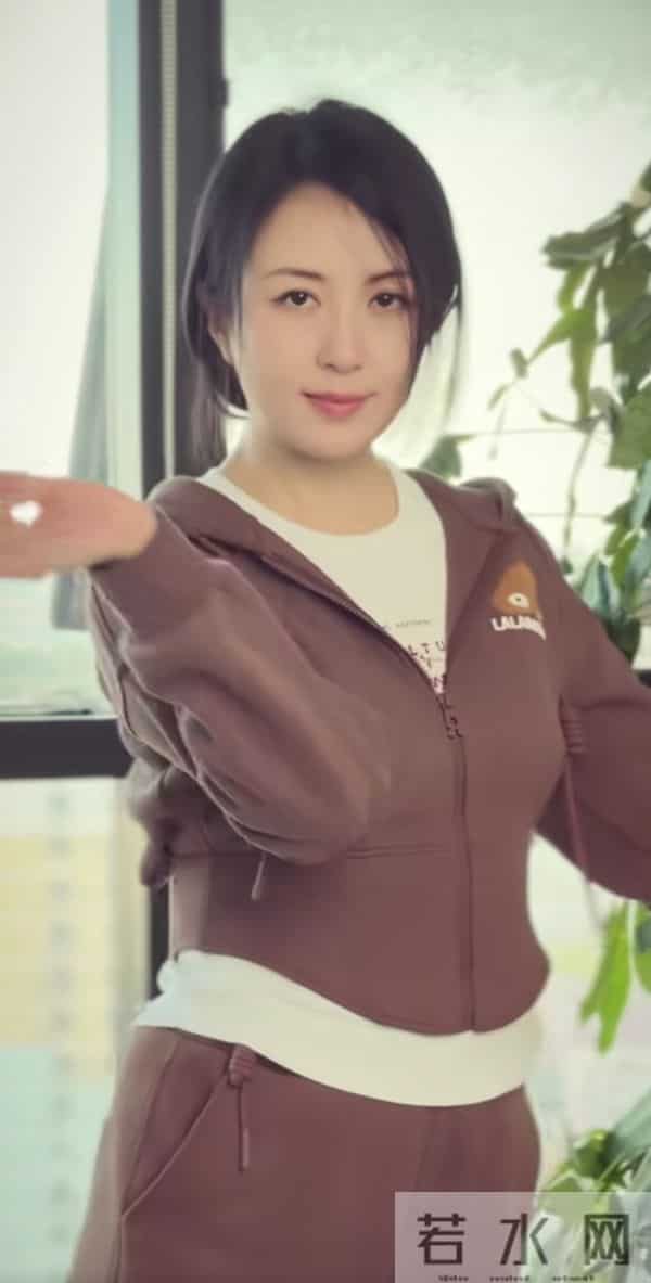 杨童舒这都快五十的身材了，完全看不出来，好年轻的状态