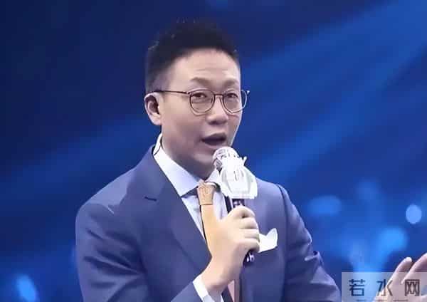 他曾是央视主持，却因“任性”引起领导不满，今54岁在街头当吃播