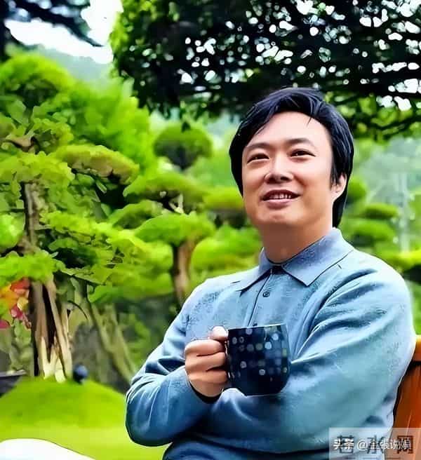 费玉清现状！70岁无儿无女独居，和61岁闺蜜相依为伴