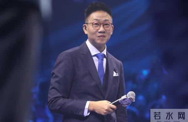 他曾是央视主持，却因“任性”引起领导不满，今54岁在街头当吃播