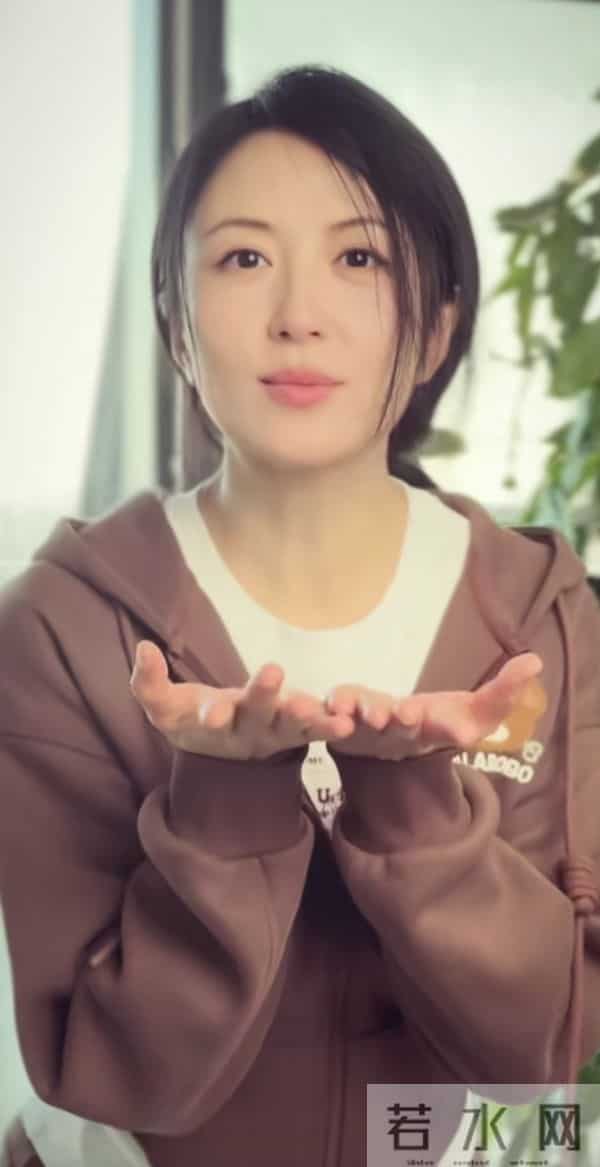 杨童舒这都快五十的身材了，完全看不出来，好年轻的状态