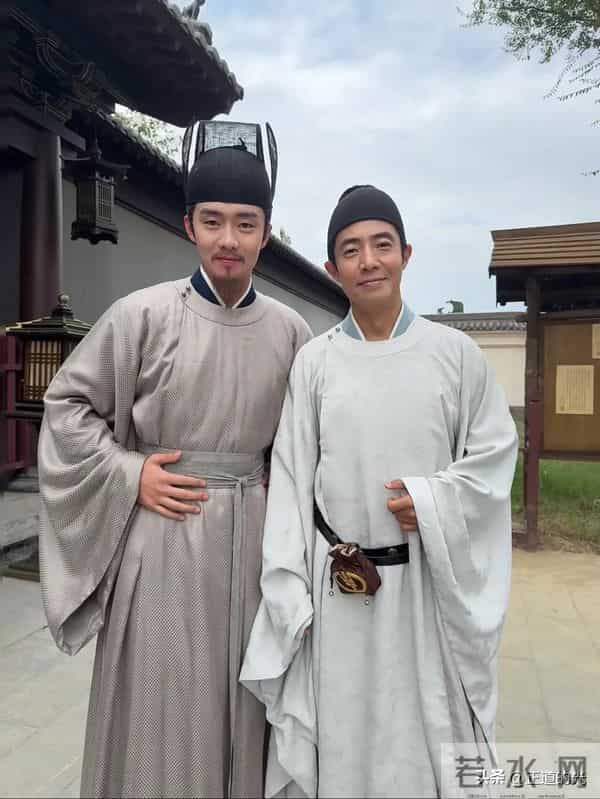 撒贝宁现身岳麓书院 路人视角身材五五分 矮小精悍 官方身高竟1米72