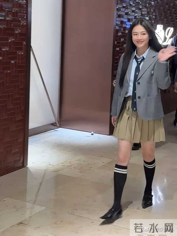 马思纯现身南京德基被偶遇 黑长直配学院装超活力 妥妥清纯女大模样