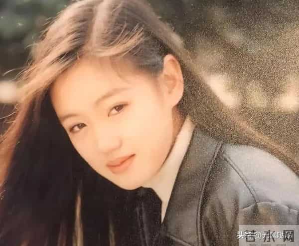 薛佳凝拒聊胡歌?放弃薛佳凝，情断江疏影，娶平凡经纪人的胡歌，今在央视情绪崩溃