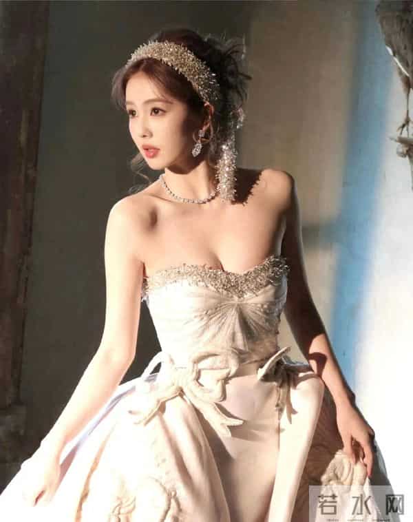 白露摸胸礼服，这身材也太棒了，好美