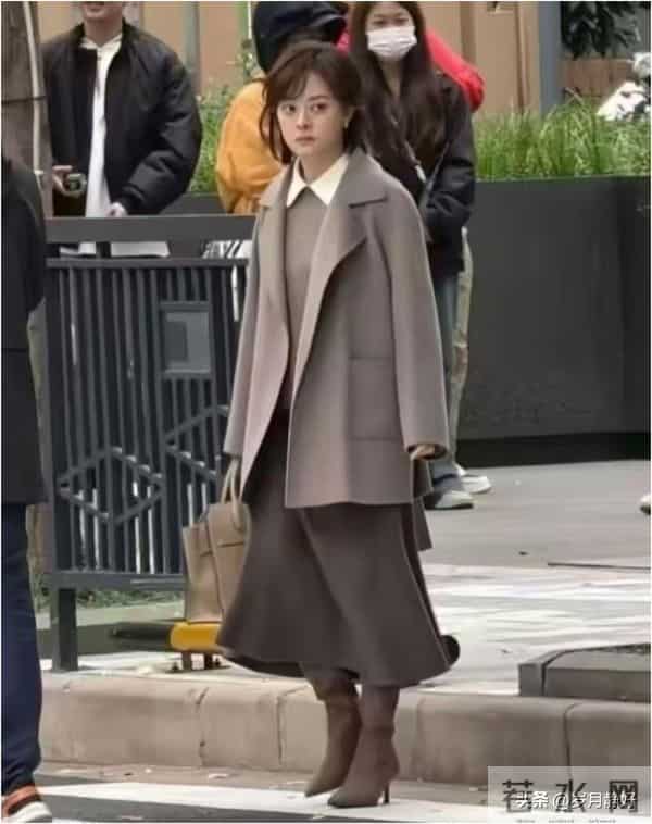 孙俪无锡拍戏被偶遇，身穿毛呢大衣新发型好洋气，本人又瘦又美！