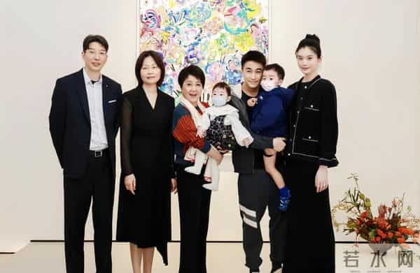 奚梦瑶好奢侈，背79万的包陪儿女游玩，女儿萌宠可爱大长腿