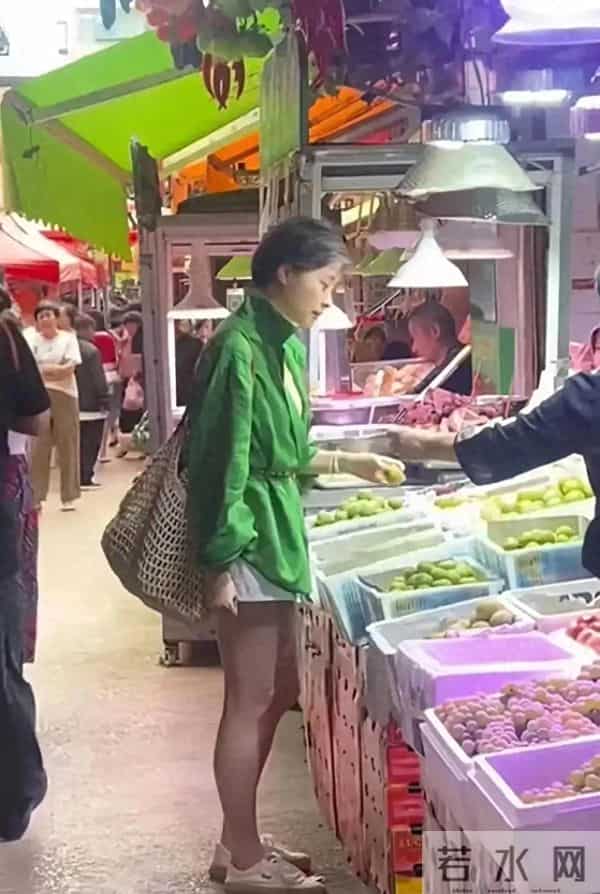 53岁吴越现身云南市场 保养的真好 在电视剧里不是美女但现实也惊艳