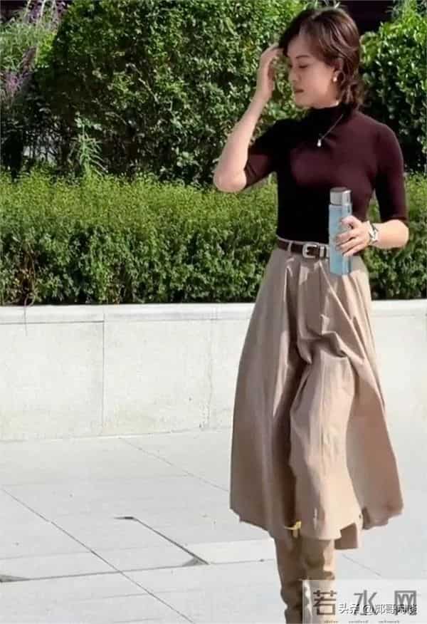 43岁孙俪被偶遇，打扮的很知性，身材真的很好，手里拿着保温杯。