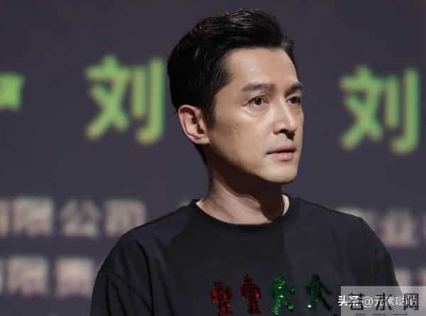 薛佳凝拒聊胡歌?放弃薛佳凝，情断江疏影，娶平凡经纪人的胡歌，今在央视情绪崩溃