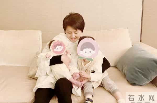 奚梦瑶好奢侈，背79万的包陪儿女游玩，女儿萌宠可爱大长腿