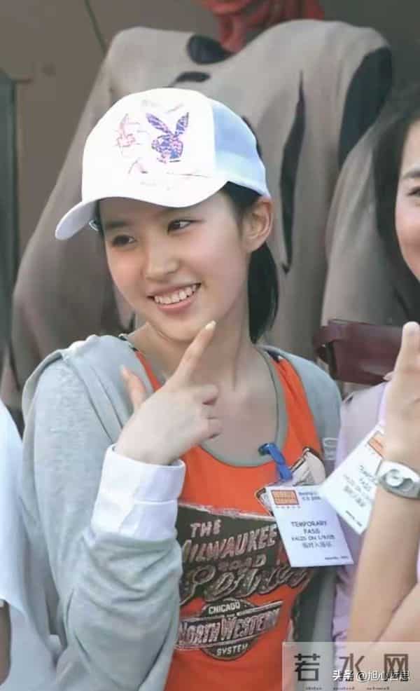 刘亦菲早年的这组照片，你一定没见过，太清纯可爱了，活的很真实