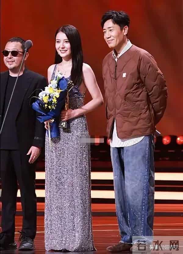 于和伟穿棉衣领奖，没西装没领结，牛仔裤配勃肯鞋，像刚从家出门