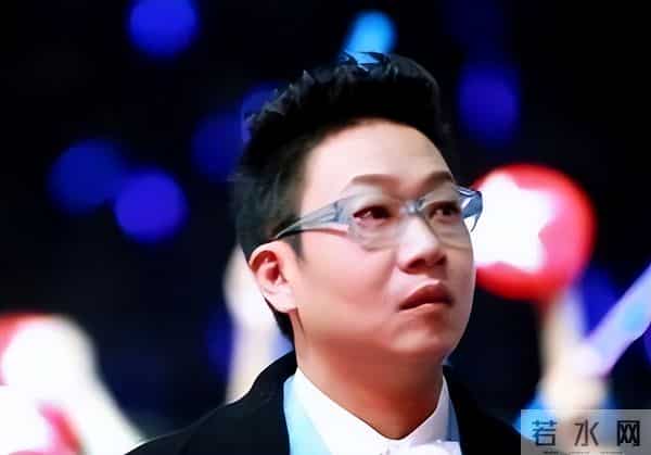 他曾是央视主持，却因“任性”引起领导不满，今54岁在街头当吃播