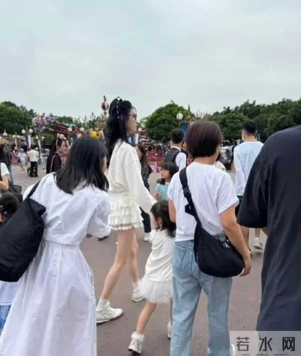 迪士尼偶遇何猷君一家，4岁女儿背1.7万挎包，奚梦瑶本人美到失语