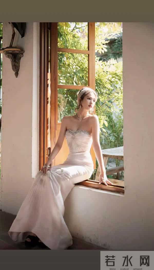 白露摸胸礼服，这身材也太棒了，好美