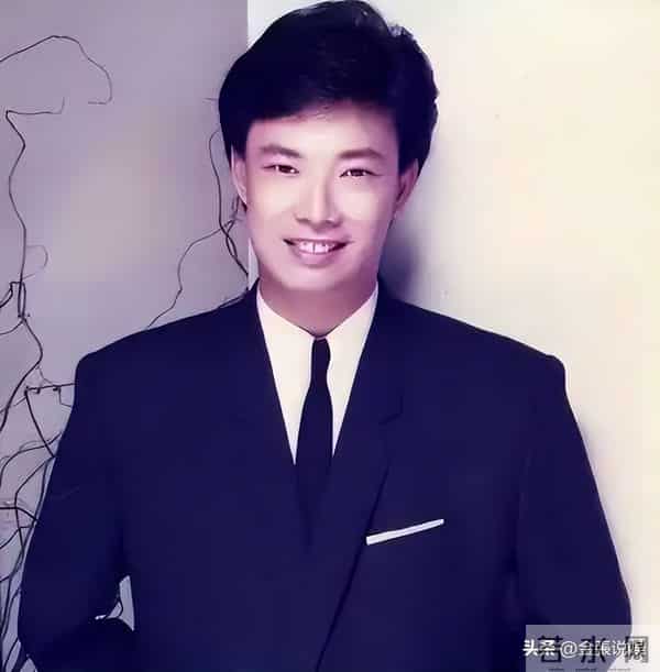 费玉清现状！70岁无儿无女独居，和61岁闺蜜相依为伴