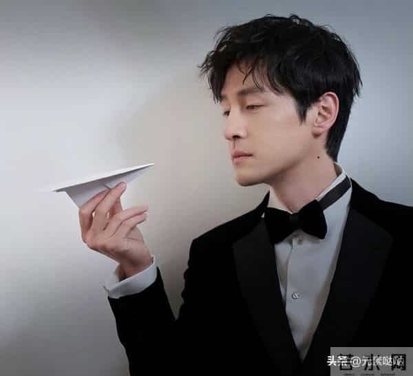 薛佳凝拒聊胡歌?放弃薛佳凝，情断江疏影，娶平凡经纪人的胡歌，今在央视情绪崩溃