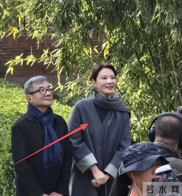 前央视主持人，俩前任去世被嘲“克夫”，生图脸僵的她近况如何了