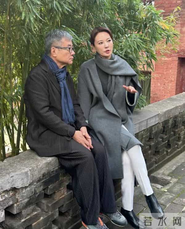 前央视主持人，俩前任去世被嘲“克夫”，生图脸僵的她近况如何了